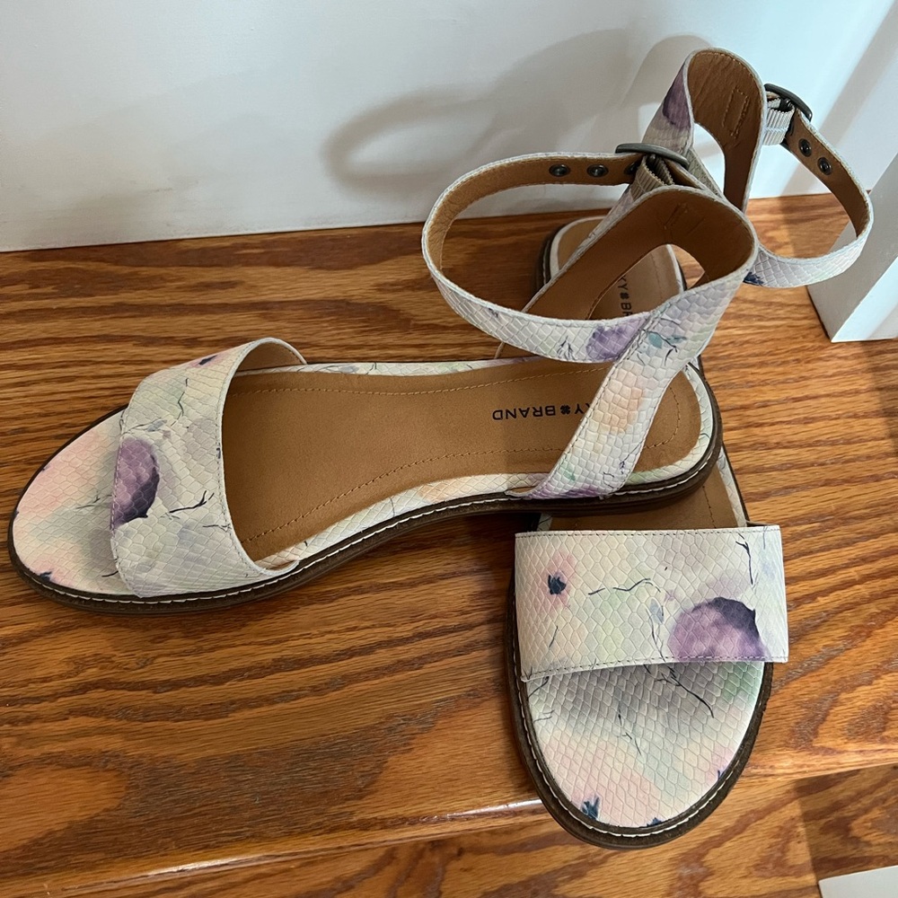 Stylish Women's Sandals with Purple Accents